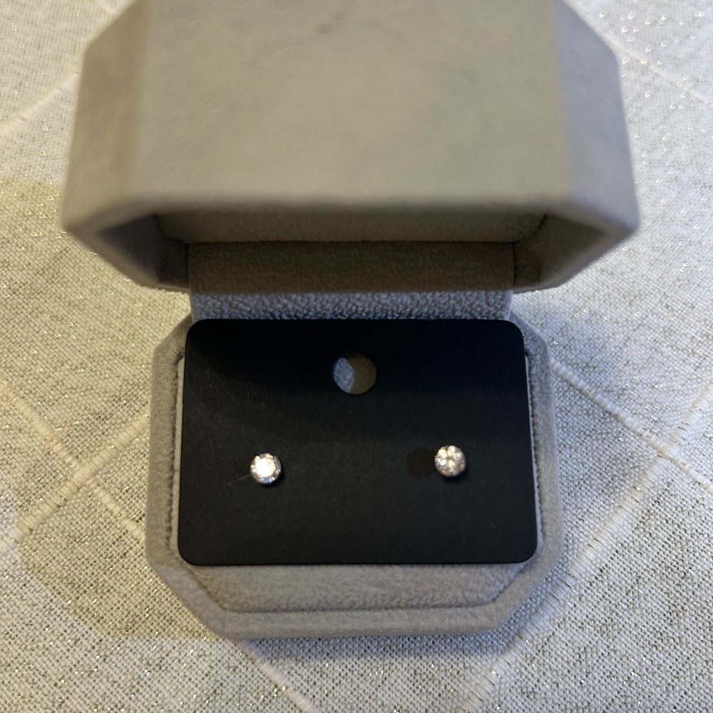 Elegant Stud Earrings / gold back (4mm)
